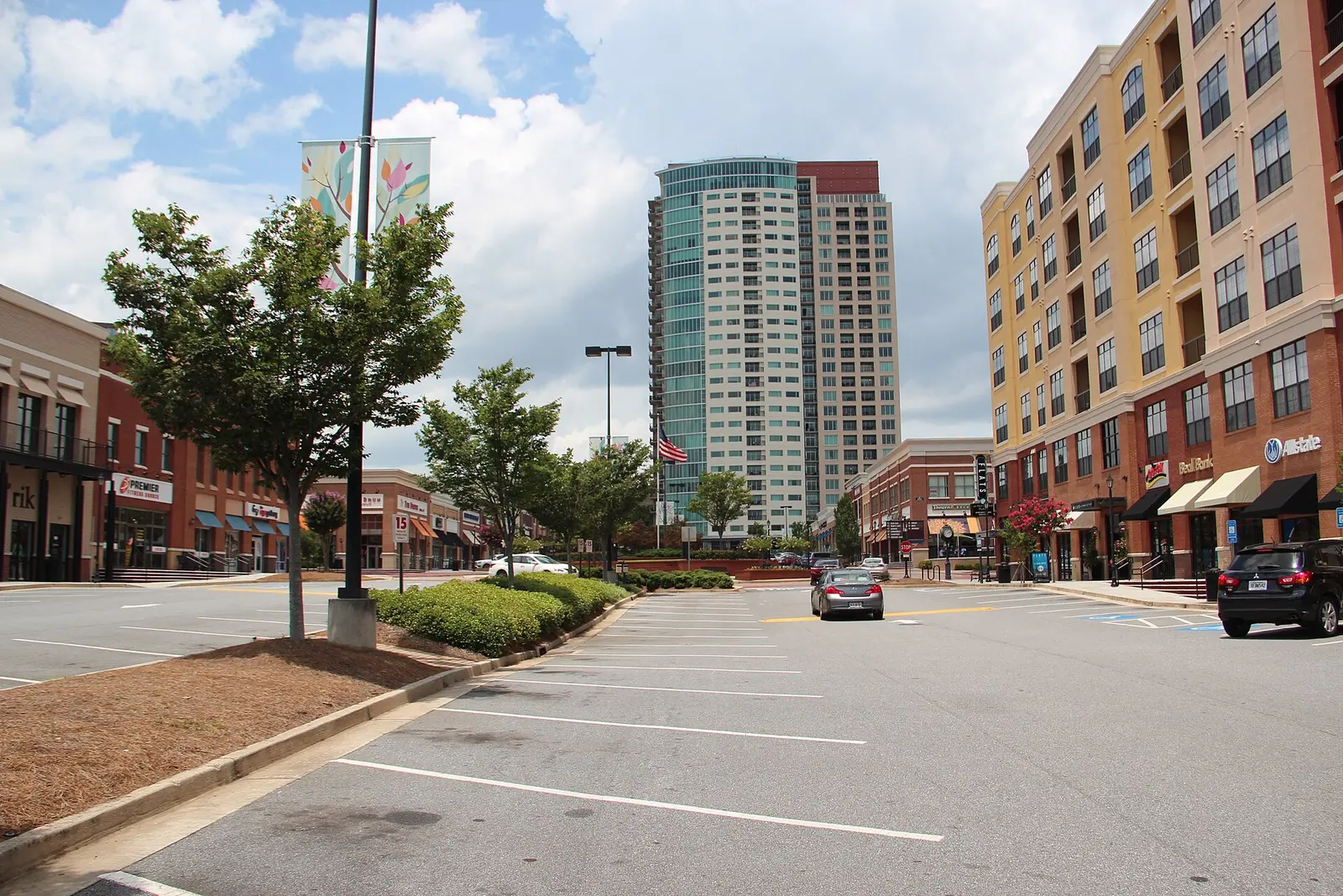 Apartments and shops on Olde Perimeter Way in Dunwoody's Perimeter Center